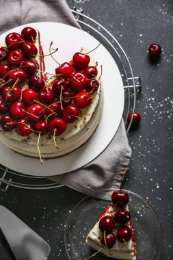 Tabak ve ızgara ile arkaplanda lezzetli vişneli pasta