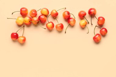 Turuncu arka planda bir sürü tatlı sarı kiraz