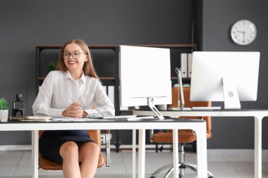 Ofiste çalışan genç bir iş kadını.