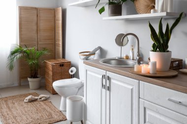 Seramik klozetli, lavabolu ve gösterişli tuvaletlerin olduğu ışık tuvaleti.