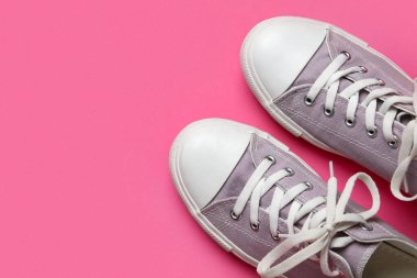 Pembe arka planda leylak rengi spor ayakkabılar