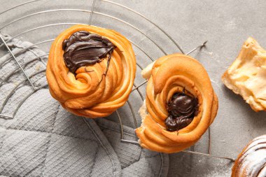 Gri arka planda çikolata olan lezzetli kabuklulardan kurtulduk.