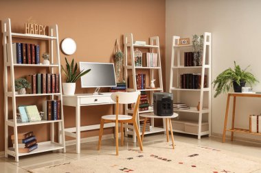 Taşınabilir elektrik santrali ve işyeri olan ofis içi