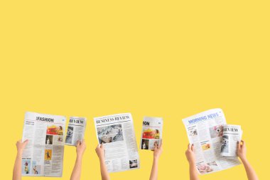 Sarı arka planda gazetesi olan kadınlar