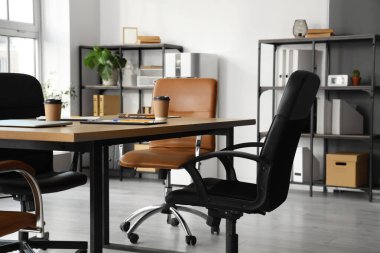 Kahve fincanlarıyla dolu masa iş toplantısı için hazırlandı.