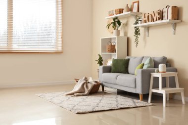 Rahat oturma odasının modern iç mekanı rahat kanepe ve raf ünitesi