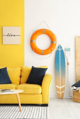 Oturma odasının içinde can simidi ve sörf tahtası. Yaz kompozisyonu