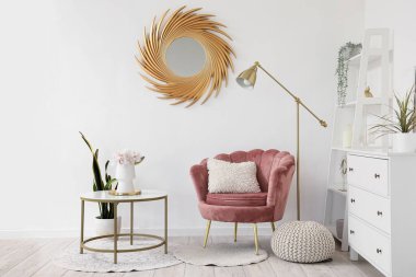 Oturma odası, koltuk ve kahve masası.