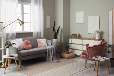 Yastıklı rahat bir kanepe, ekose ve oturma odasında yastıklı bir koltuk.