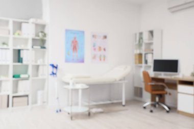 Masaj terapistinin çalışma yeri ve kanepesi ile tıbbi muayenehane görüşü bulanık