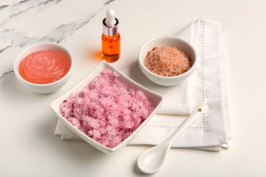 Önlüklü kaseler ve hafif arka planda malzemeler