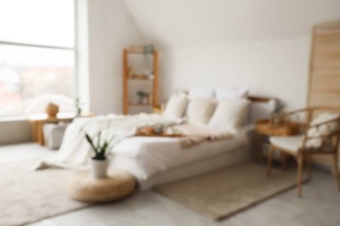 Rahat, modern bir yatak odası, rahat bir yatak odası ve pouf üzerinde bitkiler. Bulanık görünüm