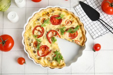 Beyaz fayanslı roka yapraklı lezzetli domates tartı.