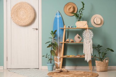 Koridorun içinde raf ünitesi, kadın ayakkabısı ve sörf tahtası var.