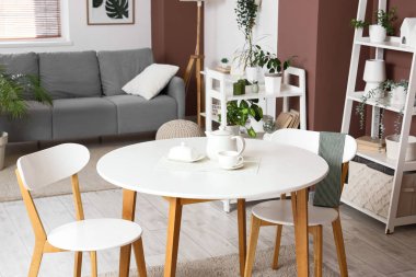 Oturma odasındaki yemek masasında çay hazır.