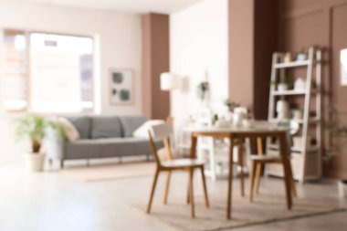 Bulanık oturma odası manzaralı yeşil bitkiler, kanepe ve yemek masası