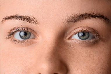 Güzel yeşil gözlü kadın, yakın plan.