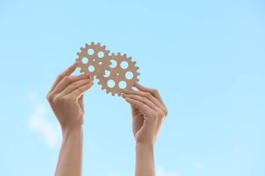 Dişiler ve ahşap dişliler gökyüzüne karşı