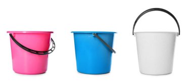 Beyaz arkaplanda plastik kovalar