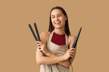 Saç maşasıyla kadın kuaför ve kahverengi arka planda düzleştirici.