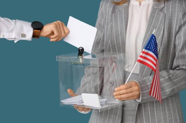 Mavi arka plandaki oy sandığına el atarak. Seçim kavramı