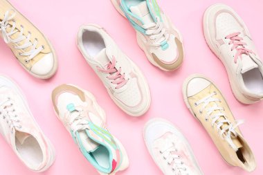 Pembe arka planda spor ayakkabılar. Üst görünüm