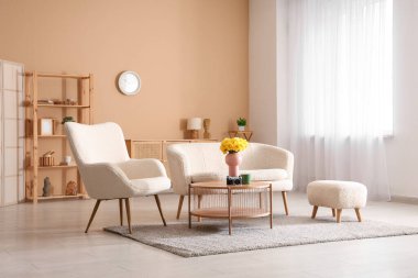 Oturma odası, kanepe, koltuk ve nergis çiçekleri.