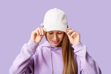 Leylak kaplamalı şık beyaz şapkalı güzel bir kadın.