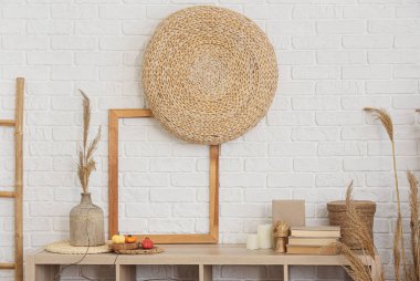 Sonbahar dekoru ve raf ünitesi olan oturma odasının içinde.