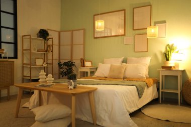 Raflar, bank, yatak odasının içinde parlayan lamba olan komodin.