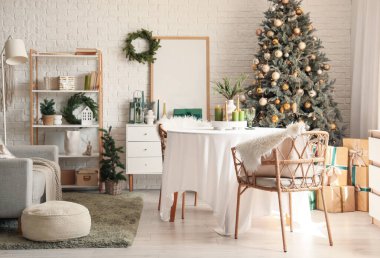 Yemek odası, masa, kanepe ve Noel ağacı.