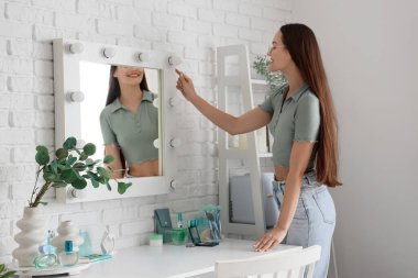 Makyaj odasında ayna yakın genç kadın