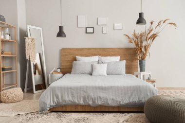 Güzel, modern yatak odasının içinde otlar ve aynalar var.