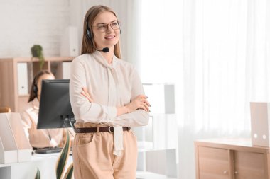 Ofiste gülümseyen kadın teknik destek ajanının portresi