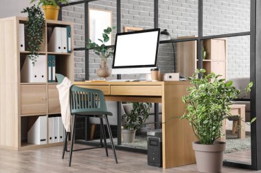 Katlanan ekran ve işyeri olan rahat modern ofisin içi