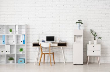 Modern su soğutucusu, çalışma alanı ve raf ünitesi olan ışık ofisinin içi