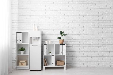 Modern su soğutuculu ve raf üniteli hafif bir ofis.