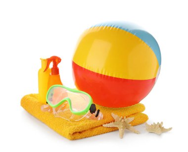 Havlu, güneş kremi şişeleri ve beyaz arka planda izole plaj aksesuarları, yakın plan