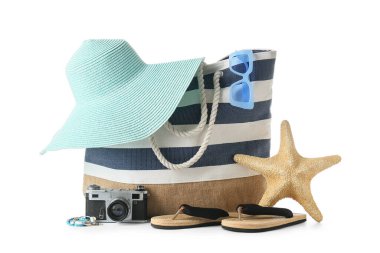 Kameralı plaj çantası ve beyaz arka planda izole edilmiş aksesuarlar, yakın plan.