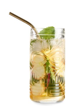 Beyaz arka planda naneli taze şeftali limonatası.