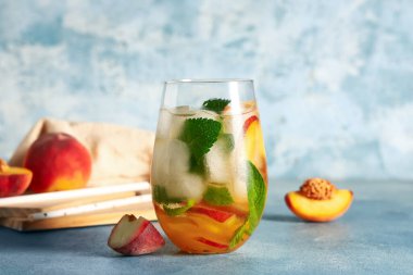 Mavi arka planda naneli taze şeftali limonatası.