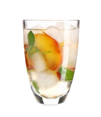 Beyaz arka planda naneli soğuk şeftalili limonata.