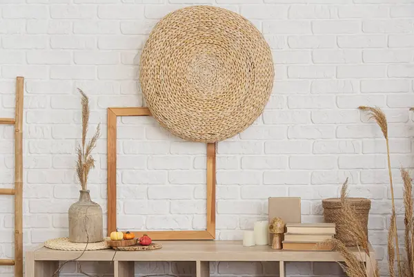 Sonbahar dekoru ve raf ünitesi olan oturma odasının içinde.