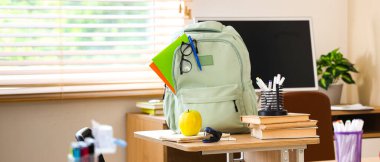 Sınıfta sırt çantalı bir elma.