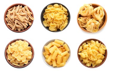 Beyaz arkaplanda farklı makarna türleri kümesi, üst görünüm