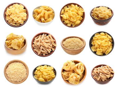 Beyaz arkaplanda farklı makarna türleri kümesi 