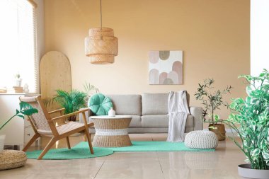 Gri kanepesi, koltuğu ve nane halısı olan oturma odasının içinde.