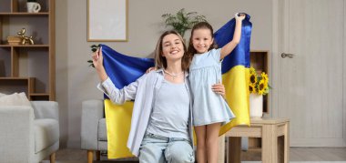 Evde Ukrayna bayrağı taşıyan sevimli küçük bir kız ve annesi var.