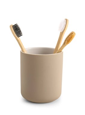 Bambu diş fırçaları beyaz arka planda tutucuda