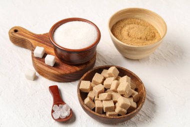 Beyaz arkaplanda farklı tipte şeker atar